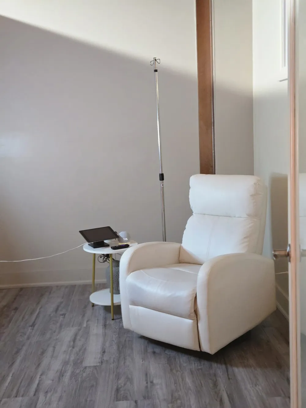 IV therapy suite with a white recliner at our Brampton location